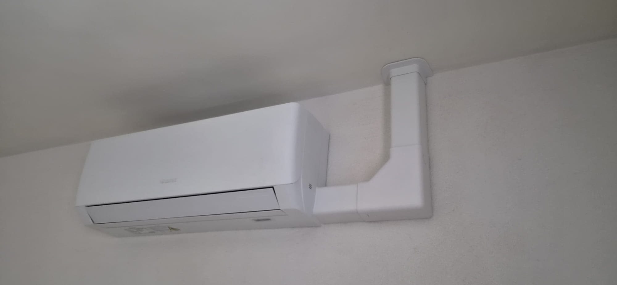 Unité intérieure de climatisation posée sur mur blanc – M.T CLIM ELEC Narbonne