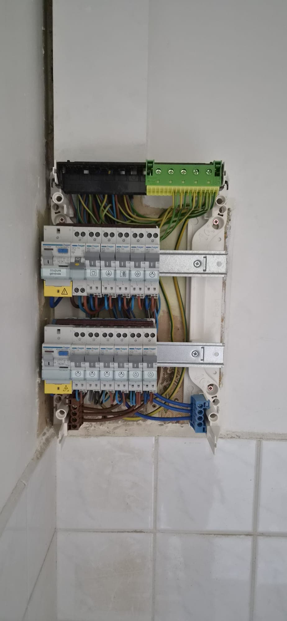 Tableau électrique en cours de remplacement à Narbonne – M.T CLIM ELEC