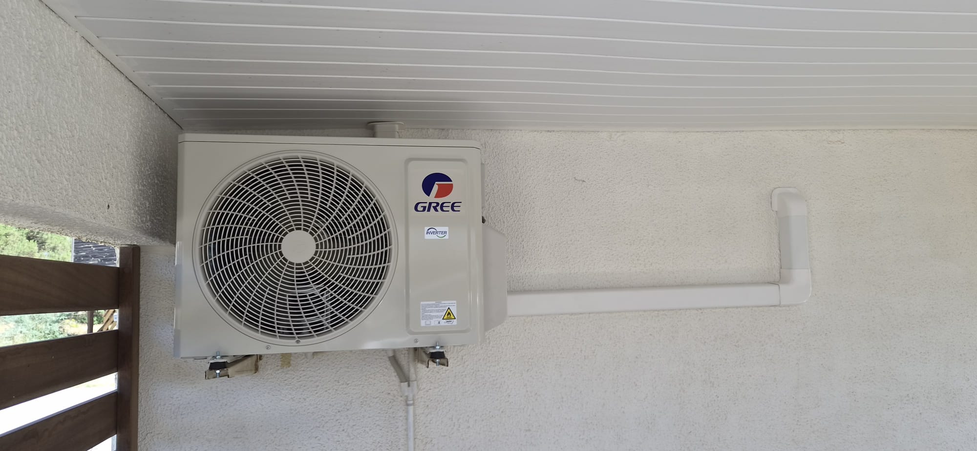 Unité extérieure Gree Inverter installée sur la façade du chalet à Gruissan